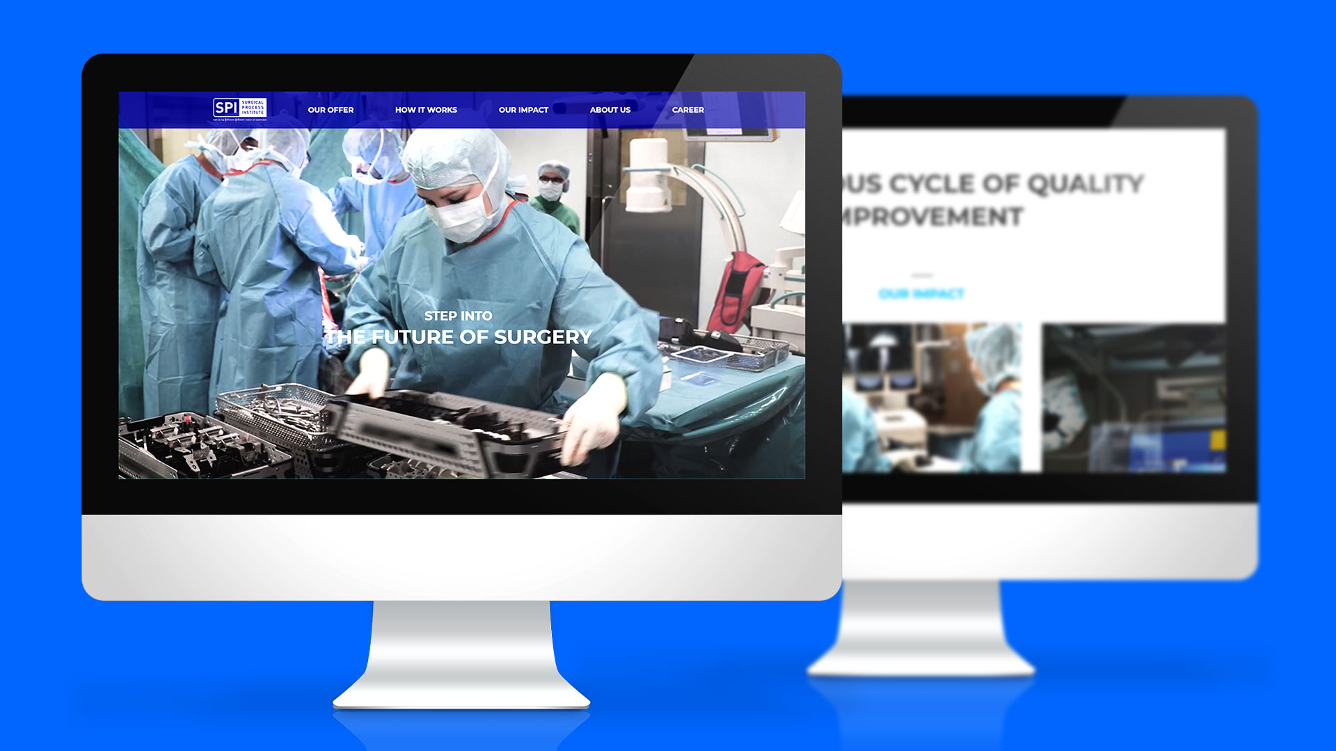 Das Bild zeigt zwei Desktop‑Monitore vor einem kräftig blauen Hintergrund. Auf dem vorderen Monitor ist eine Website zu sehen, die ein chirurgisches Team im Operationssaal zeigt: mehrere Personen in OP‑Kleidung, Masken und Hauben arbeiten konzentriert, eine Person hält ein Tablett mit Instrumenten. Oberhalb des Bildes befindet sich das Logo „SPI Surgical Process Institute“ sowie eine Navigationsleiste mit verschiedenen Menüpunkten. Zentral auf der Seite steht der Satz „Step into the future of surgery“. Der zweite Monitor im Hintergrund zeigt eine weitere Seite desselben Webauftritts, allerdings unscharf, mit erkennbaren Begriffen wie „Cycle of Quality Improvement“ und „Our Impact“. Die Gesamtkomposition vermittelt einen modernen, technologischen Eindruck und stellt digitale Lösungen für chirurgische Prozesse visuell dar.